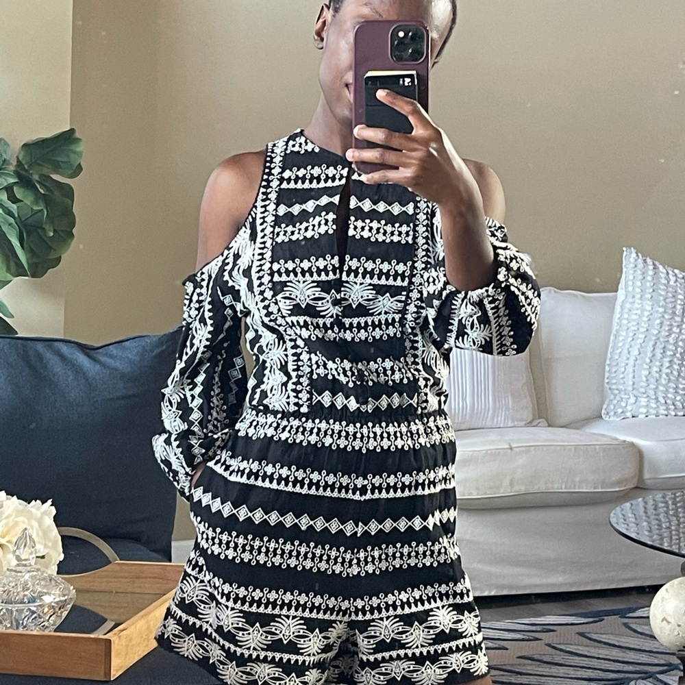 Rachel Zoe Tory Romper. Size 2. Model 4”7” Height. Bust 31.5”/ Waist 25.5”/Hip33